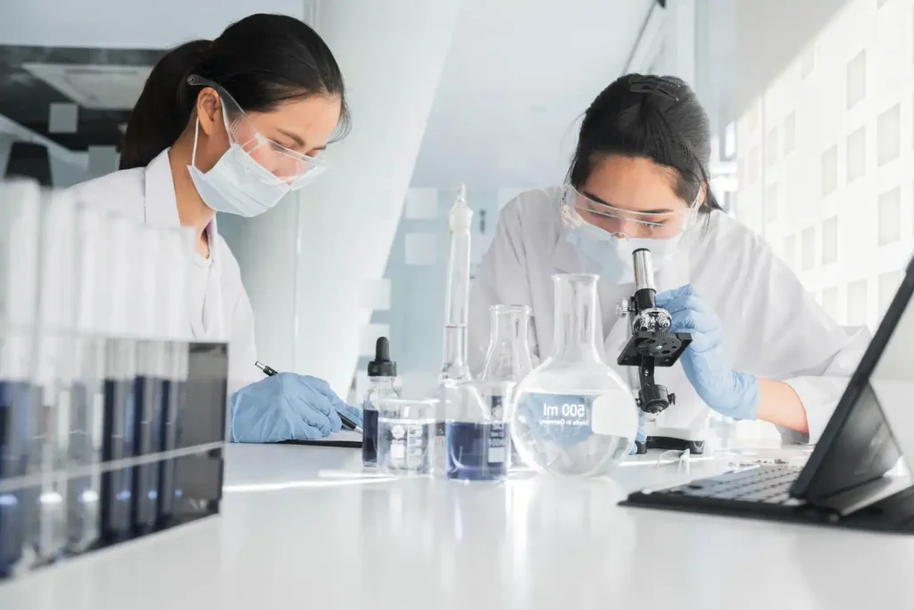 两位研究人员在实验室中专注工作，象征着在2026生物医学新技术条例下，创新医疗器械研发和早期临床研究的严谨性与重要性。