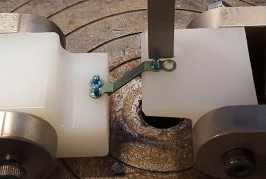 椎板固定板系统动静态压缩弯曲性能试验模型1示例图