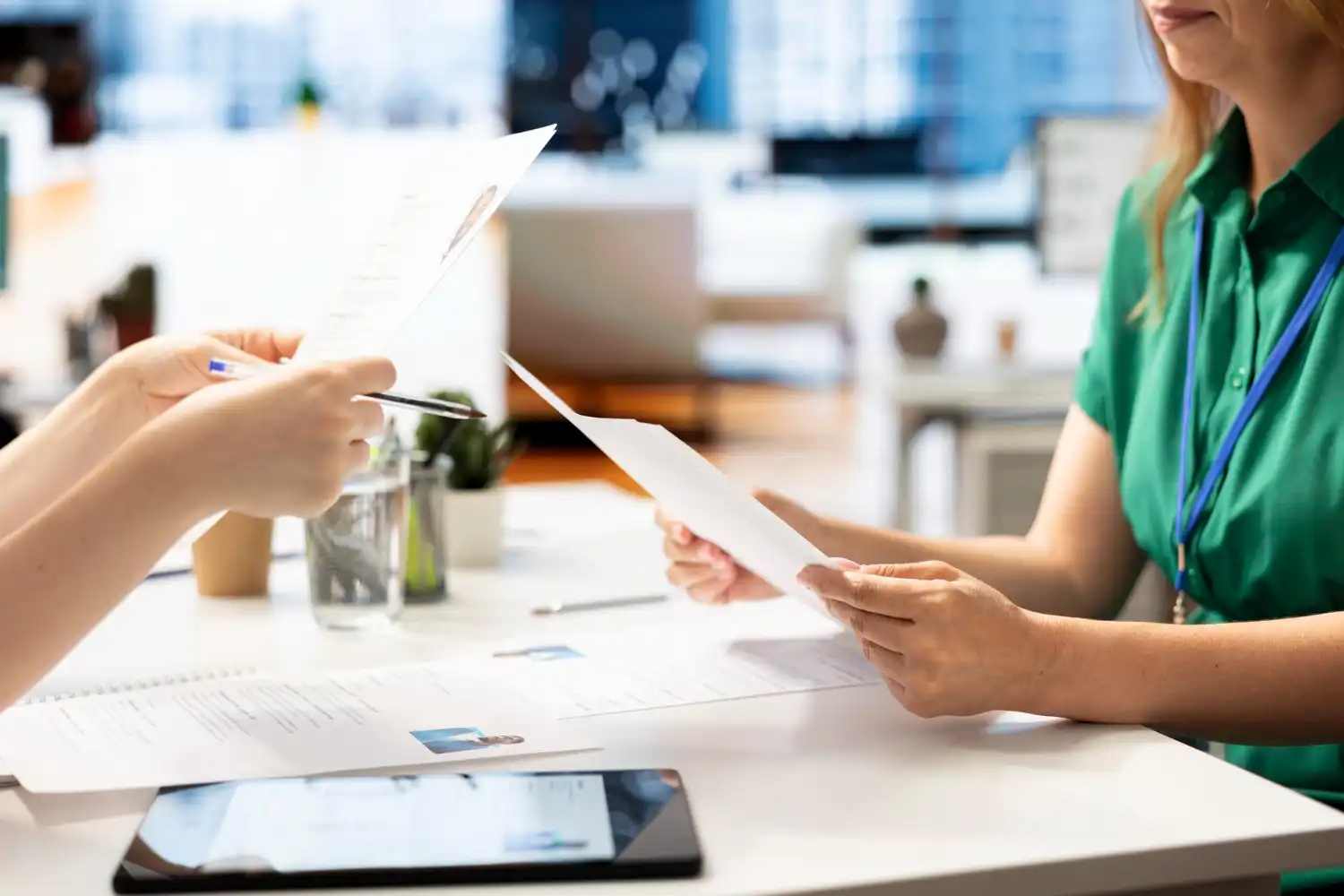 两名专业人士正在认真审阅文件,象征着企业需根据2025版医疗器械GMP,进行全面的QMS文件重写、人员评估与体系合规升级。