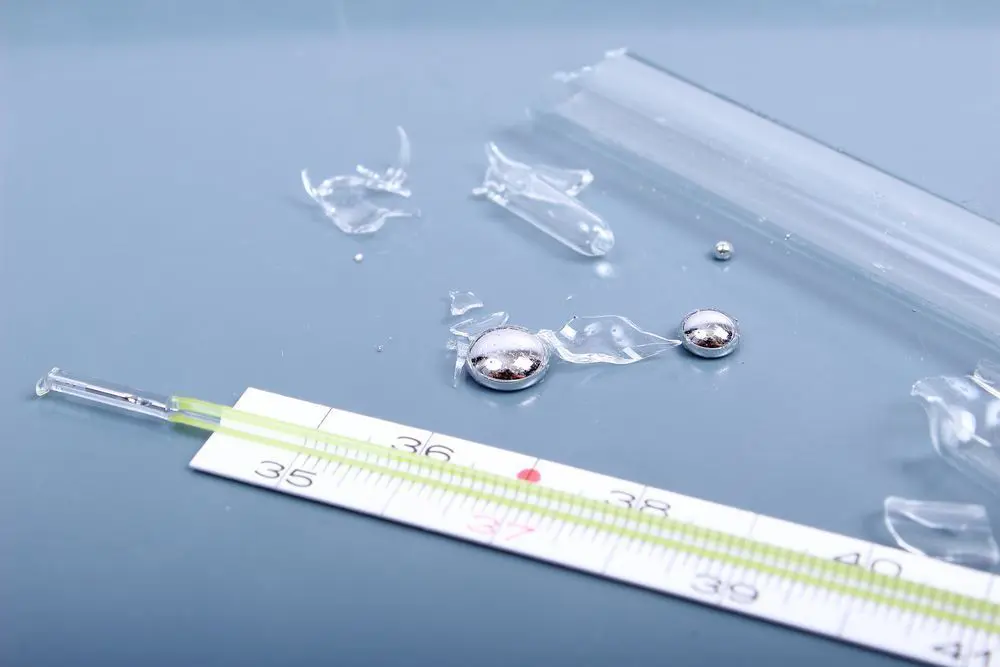 演示水银体温计打碎了怎么办的图像